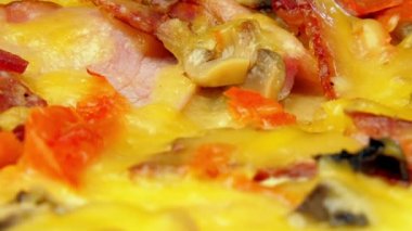 Farklı baharatlı laowa peynirli lezzetli pizza.