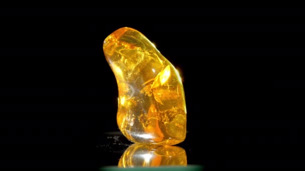 Piedra ámbar natural amarillo transparente con burbuja pequeña — Vídeo de stock