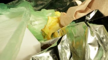 Kağıt plastik ve organik atıklar tek kullanımlık poşette