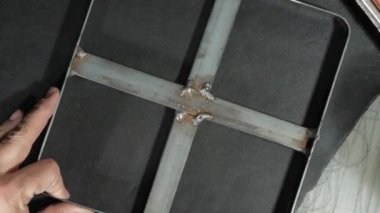 Kadın elleri, tezgahta deri kart elementlerini kesiyor.