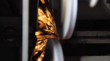 Metal tezgah bıçak ve bıçakları biler ve kıvılcım yaratır.