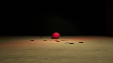 Uzaktan kumandalı çağdaş seks oyuncağı masa boyunca zıplıyor