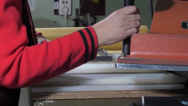 Starzejąca się krawcowa kobieta naprawia metalowy szablon portfela na tkaninie — Wideo stockowe