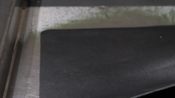 Skicklig skräddare mäter läderskiva bredd med rostig verktyg — Stockvideo