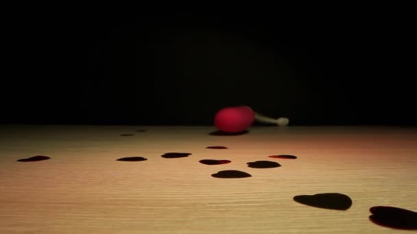 木製テーブル上のリモートコントロールとシリコーン卵バイブレータ — ストック動画