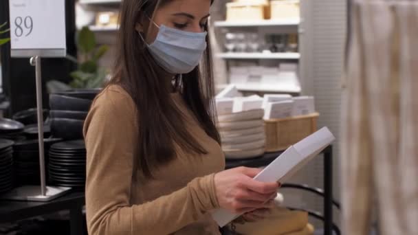 Lady in mask takes present set of black cutlery in white box — Stock Video