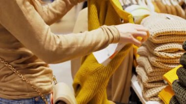 Profesyonel alışverişte sarı yün kazak bulunur.