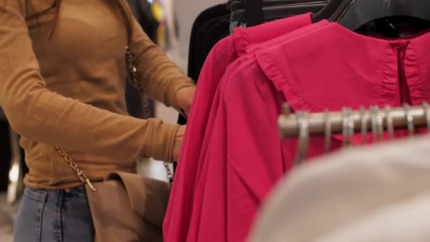 Designer profissional olha para blusas roxas e toques — Vídeo de Stock