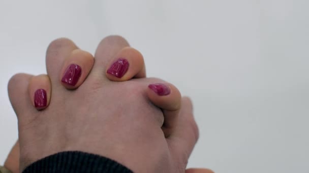 Jeune femme avec manucure rouge tenir la main petit ami proche — Video