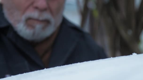 Seniori, jolla harmaa parta osuu auton kattoon — kuvapankkivideo