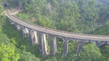 Demodara Nine Arches yağmur ormanlarında insanlarla dolu bir tren köprüsü