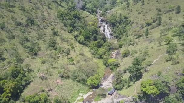 Diyaluma faller körs längs bergssluttningen med branta klippor — Stockvideo