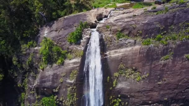 Diyaluma faller och människor på toppen av klippan i regnskogen — Stockvideo