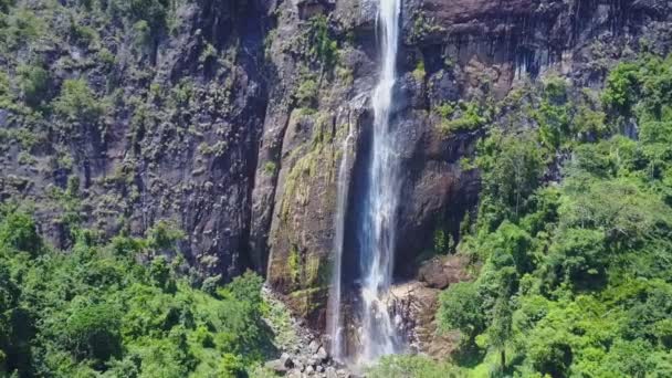 Diyaluma cae en la alta montaña rocosa en la selva salvaje — Vídeo de stock