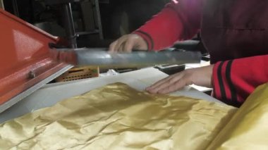 Yaşlı kadın kumaşı tamir ediyor ve sistem giriş sistemi dosya ögesini kesiyor