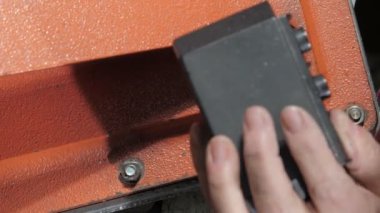 Sanatçı kadın giriş sistemi dosyasının boyutlarını kesti