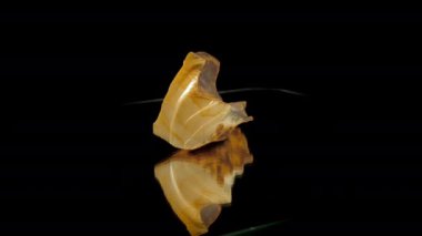 Kırık doğal kehribar taşı toprak ile kaplanmış.