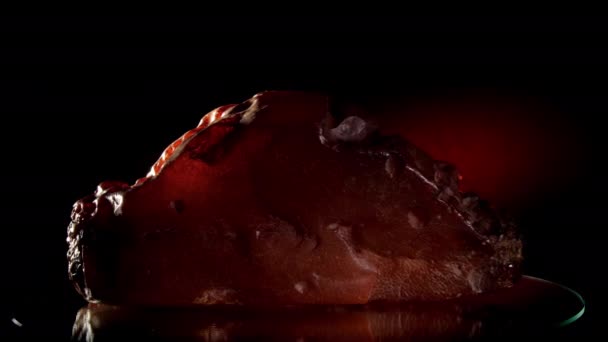 Preziosa gemma in terracotta ruota sotto illuminazione rossa — Video Stock