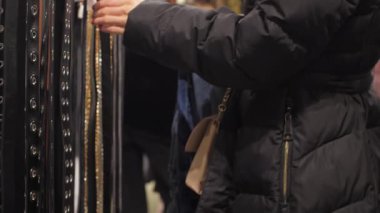 Profesyonel tasarımcı kemerin rengini ve malzemesini seçer