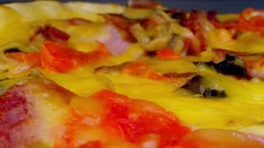 Farklı baharatlarla serpiştirilmiş peynirli lezzetli pizza.
