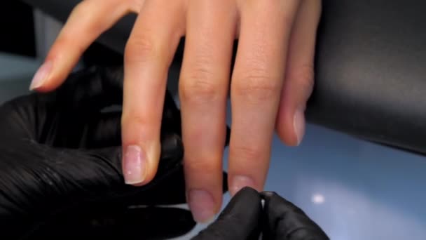 Manicure experiente limpa unhas senhora com desengraxador — Vídeo de Stock