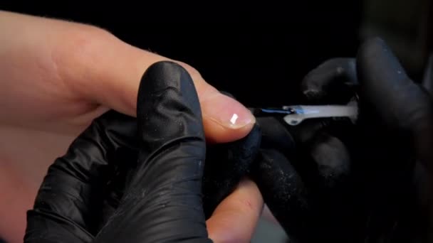 Manucure expérimenté applique gel de base sur l'ongle du pouce — Video