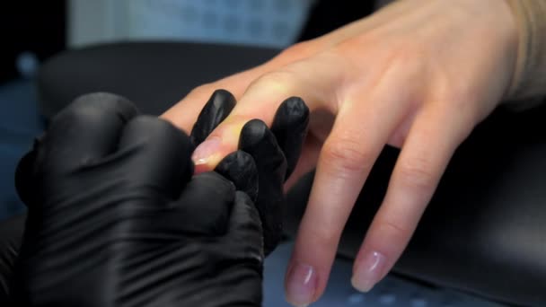 Trabajador de salón de belleza experimentado aplica gel en las uñas — Vídeos de Stock