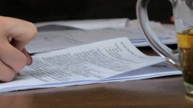 Kalem tutan mali rapor formunu sekreter dolduruyor