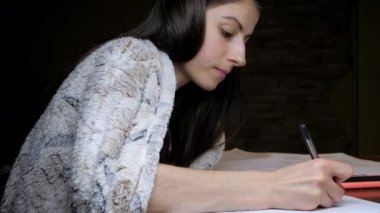 Genç kadın teoriyi okuyor ve derslere hazırlanıyor.