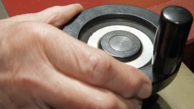 Yaşlanmış terzi, genişlik hizalama çalışma tezgahı vanasını döndürür