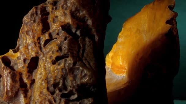 Grande pietra gialla ambra con sporco marrone riflette la luce — Video Stock