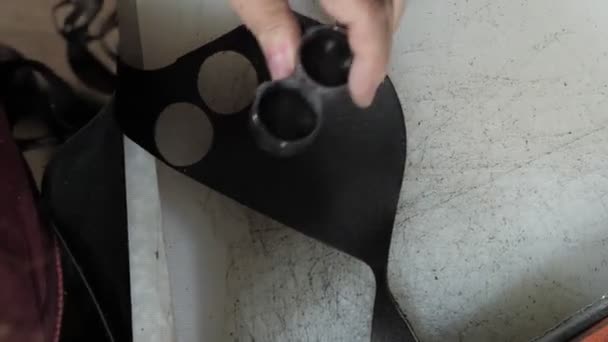 Dámské ruce střih kožené karty prvky na pracovním stole — Stock video