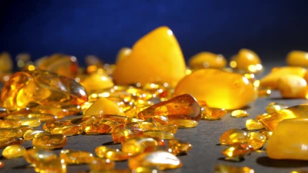 Diverse amberkleurige edelstenen van gele en terracotta kleuren — Stockvideo
