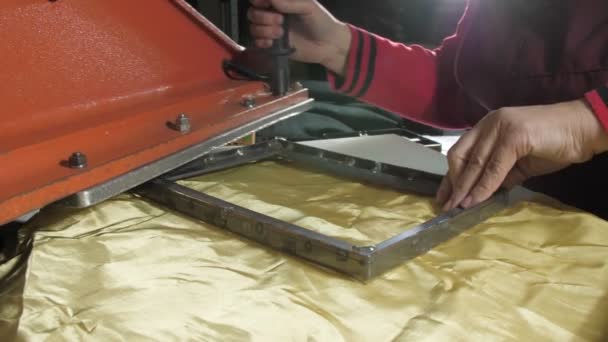 车间裁缝师在工作台上平滑黄色金属布 — 图库视频影像