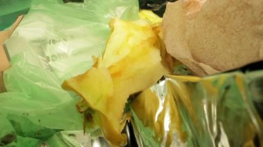 Kağıt plastik ve organik atıklar tek kullanımlık poşette