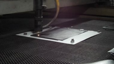 Yeni çalışma masası lazeri siyah deri güvenlik sistemini kesti