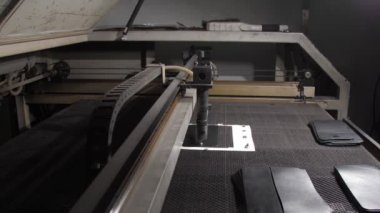 Sanatçı şablondaki siyah deri kredi kartı kutusunu tamir ediyor.