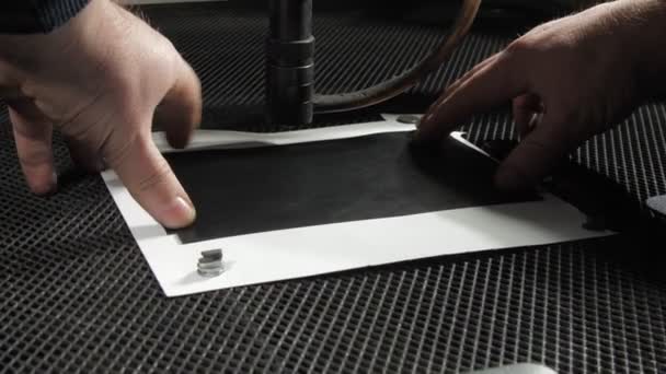Ο κατασκευαστής διορθώνει το δέρμα σε μοντελοποιήσεις με laser — Αρχείο Βίντεο