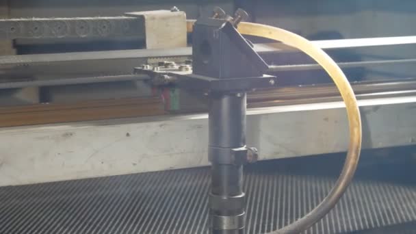 Elemen pemotong laser meja kerja logam bergerak — Stok Video