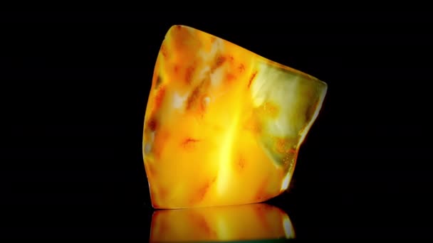 Piedra ámbar delgada transparente amarillo mate y elementos rojos — Vídeos de Stock