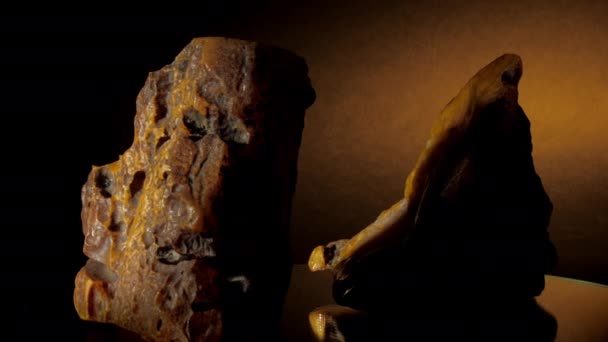 Великі приклади неполірованих жовтих бурштинових каменів з брудом — стокове відео