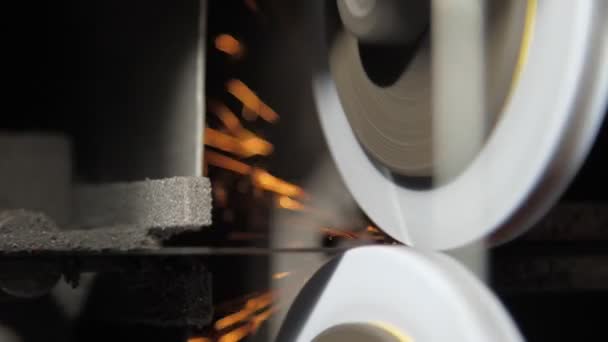 Metallklinge auf Stütze bei rotierenden Schärfkreisen — Stockvideo