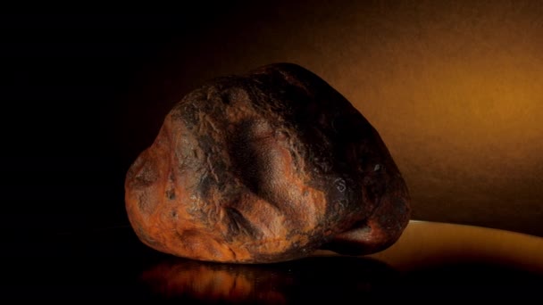 Круглий брудний дорогоцінний камінь лежить на скляній підтримці — стокове відео