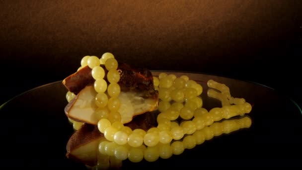 Sampel Matt rosary pada batu ambar yang belum dipoles — Stok Video
