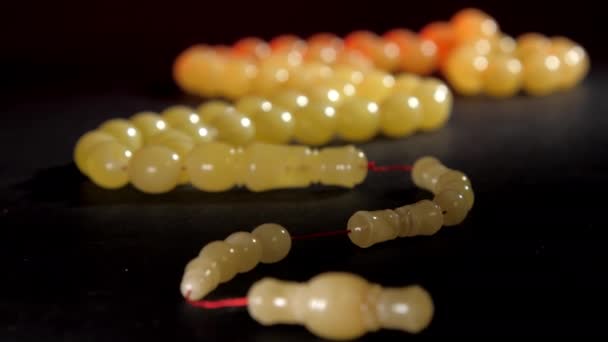 Růženec vzorek s navrženou bílou matnou perlí na červené niti — Stock video