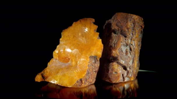 Διαφανές κίτρινο κεχριμπάρι κομμάτια πέτρα με καφέ χώμα — Αρχείο Βίντεο