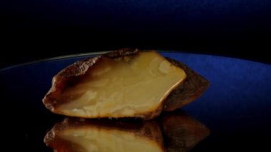 Kırık beyaz Matt kehribar taşları parlak elektrik ışığını yansıtır