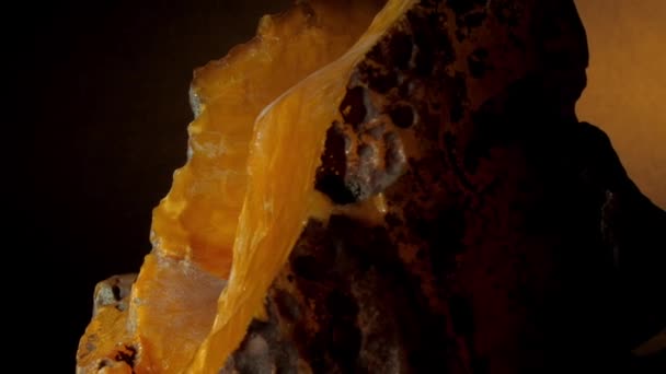 Великі приклади неполірованих жовтих бурштинових каменів з брудом — стокове відео