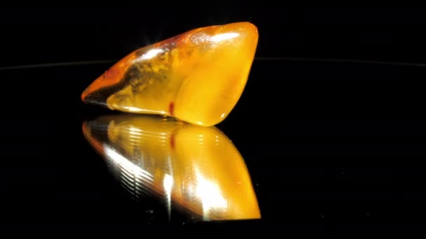 Λεπτή κεχριμπαρένια πέτρα με πορτοκαλί και τερακότα στοιχεία — Αρχείο Βίντεο