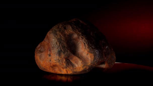 Янтарный камень, покрытый белой грязью, лежит на опоре — стоковое видео